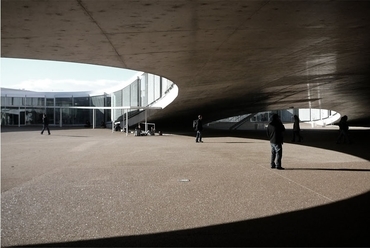 Képek a fedett-nyitott épület alatti átmeneti zónáról(forrás: www.dezeen.com/2010/02/17/rolex-learning-center-by-sanaa/ )