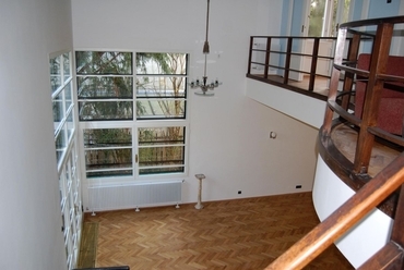 a dupla légterű nappali a felújítás után - ICOMOS díjban részesült családi ház felújítása