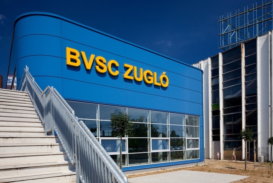 Impozáns kékség - a BVSC uszoda új épülete