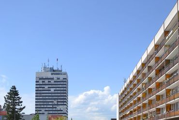 Aluljáróhoz vezető lejtős utca - építészet: Veszprémi Építész Műhely - fotó: Kovács Dávid 