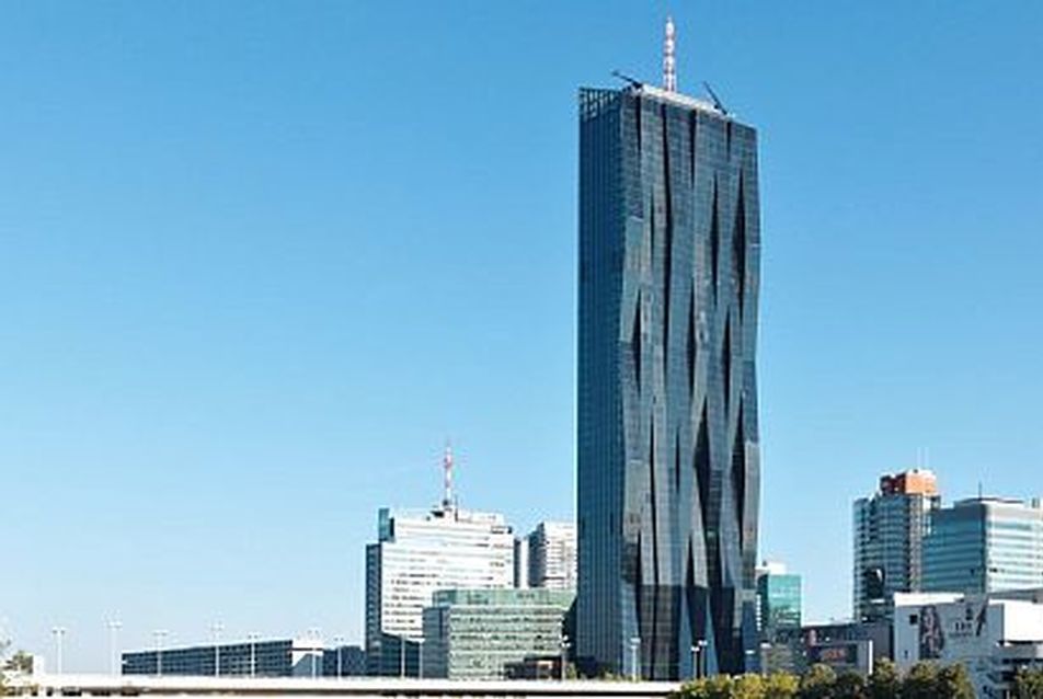 Ég felé törő hullámok - Donau City Tower 1