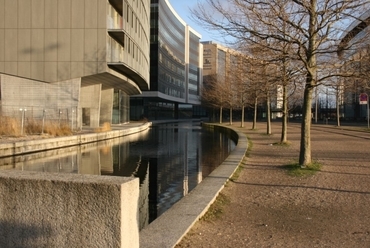 Arne Jacobsens Allé – az egyik oldalon monoton, tömbszerű üveghomlokzatok, a másik oldalon a Field’s bevásárlóközpont - fotó: Wikipédia