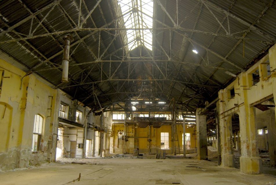 A sajószentpéteri üveggyár egykori csarnoka. Minőségi ipari építészet az 1900 körüli időkből. Kiszolgált, lebontották, ennyi volt... Amit megérdemelt volna az a dokumentálás. 