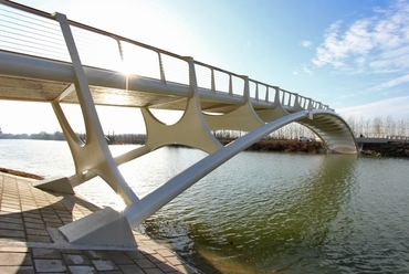 az elkészült híd nappal
