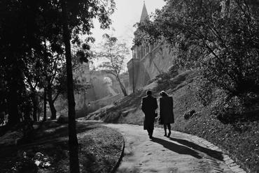 Gimnázium utca, sétány az Iskola lépcső és a Halászbástya között a keleti várfal mellett, 1943 - Fortepan/Konok Tamás ID