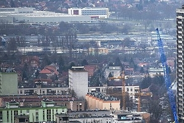 Egy daru a pécsi magasház mellett 2016. február 29-én. A most összeszerelt daru fogja felépíteni azt a toronydarut, amellyel elkészítik a bontást védő palánkot. MTI Fotó: Sóki Tamás