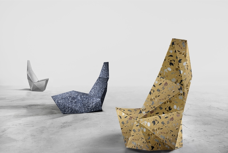 Beton szék és beton kád a Milánói Design Héten