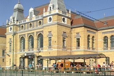 A Nagyállomás előtt, a Nagyállomás és a Posta közötti térrész, melyet a gyalogosok használnak villamosra vagy taxira várva.