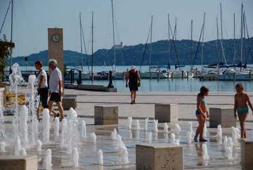 Vízparti sétány kiépítése Balatonfüreden - a sétány szíve: a Vitorlás tér