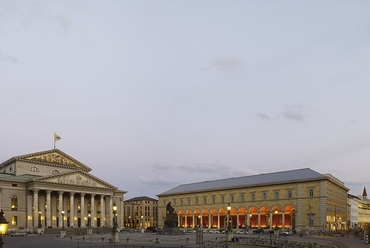  A Max-Joseph téren álló, felújított Palais an der Oper exkluzív területeket kínál kereskedelmi, irodai, szolgáltatási és lakhatási célokra.