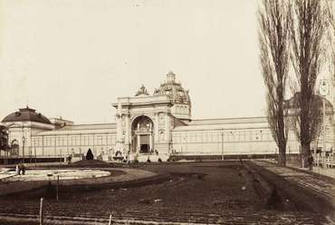 a városligeti egykori Iparcsarnok épülete az előtte lévő parkkal, 1890 után