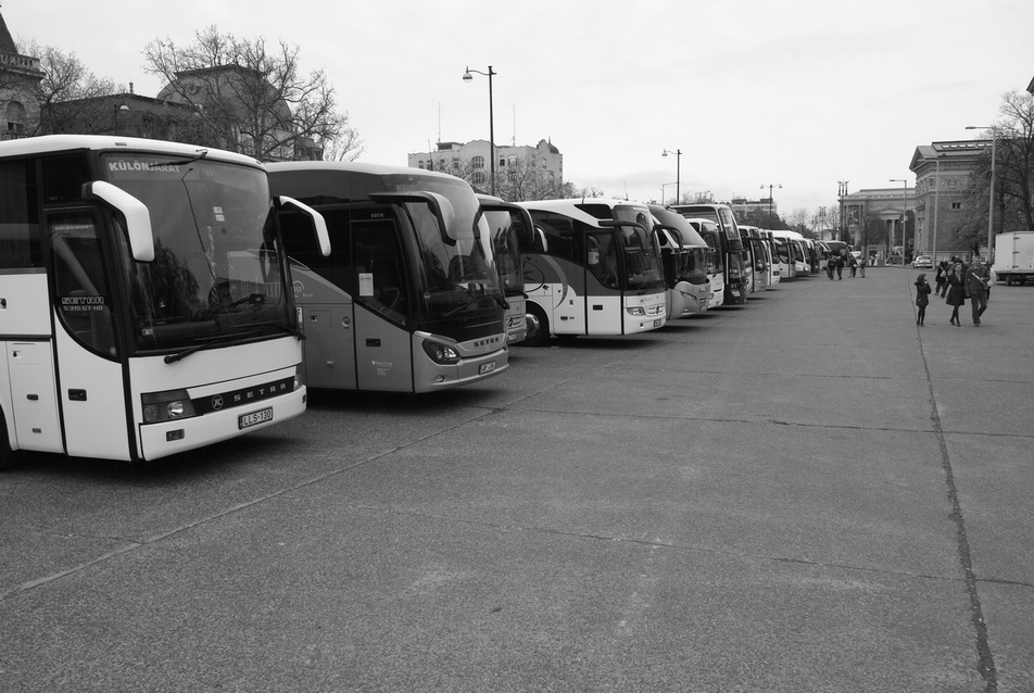 02  Felvonulási tér - a Hősök tere felé - 2016. április 10. / fotó: Janesch Péter