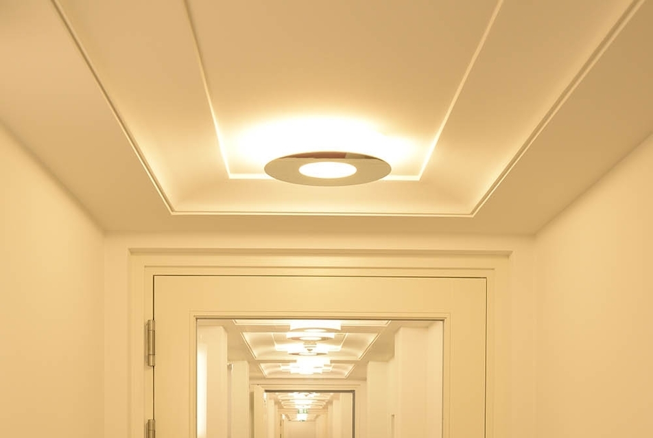 Az ötödik és hatodik emeleten egyenes folyosók vezetnek a luxuslakásokhoz. A tömörfa keretes Schörghuber ajtók nagy üvegfelületei gondoskodnak az átláthatóságról, és ugyanakkor biztosítják a tűz-, füst- és hanggátlást.