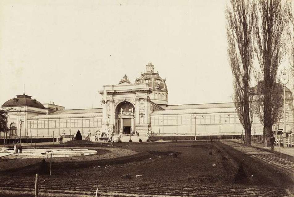 a városligeti egykori Iparcsarnok épülete az előtte lévő parkkal, 1890 után