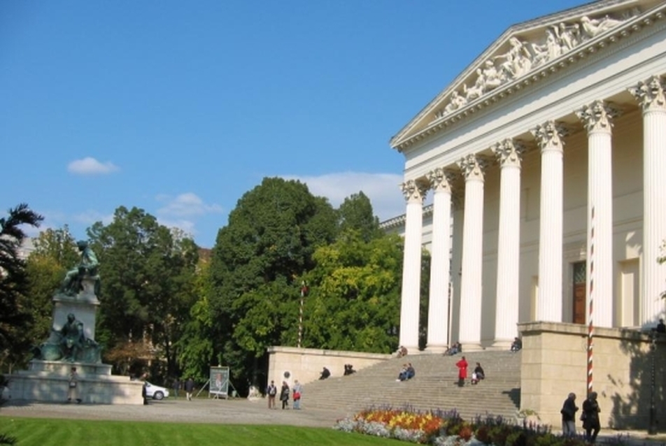 A Nemzeti Múzeumot körülölelő park ismét teljes egészében a látogatóké