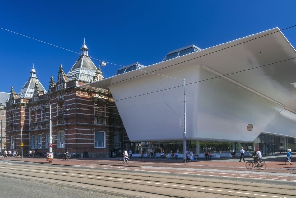 Museumplein, Amsterdam - forrás: midddesign.com