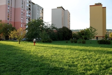 Uránvárosi kertközösség és biopiac - helyszíni fotó Péchy Blanka térről - tervező: Simon Endre