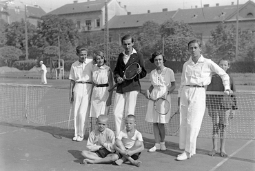 Teniszezők a Széll Kálmán téren, 1920-as évek, Kurutz Márton felvétele, Fortepan