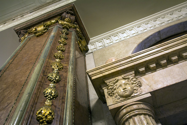 a recepciós tér márvány- és aranydíszei - építész: Mózes Péter - fotó: Végel Dániel
