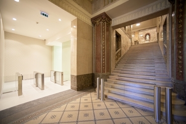 műemléki lépcsőház forgóvillákkal - építész: Mózes Péter - fotó: Végel Dániel