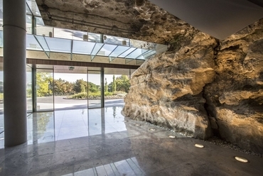 üvegtető mellett tükör burkolja a beton kiváltógerendákat - Hilton Budapest északi szárnyának bejárata - építész: Pályi Gábor - fotó: Pályi Zsófia