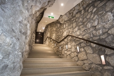 új lépcső a szikla és a várfal között - Hilton Budapest északi szárnyának bejárata - építész: Pályi Gábor - fotó: Pályi Zsófia
