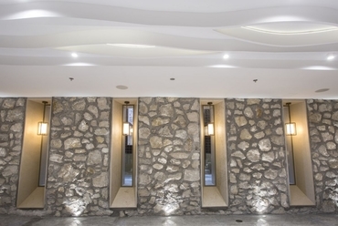 új résablakok a kerengő felé - Hilton Budapest északi szárnyának bejárata - építész: Pályi Gábor - fotó: Pályi Zsófia