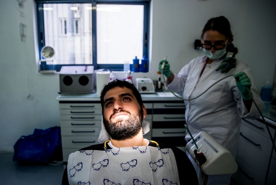 Egy migráns férfi fogorvosi kezelésen az athéni Khora közösségi házban 2016. december 1-jén  - fotó: Balogh Zoltán