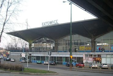 Katowice, az 1972-ben épült pályaudvarépület felújítás előtt. Forrás: Wikipedia