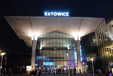 Katowice, az 1972-ben épült pályaudvarépület felújítás után. Forrás: Flickr