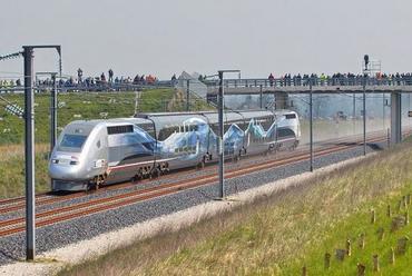 A hagyományos vasúti vontatás abszolút sebességrekordere, az Alstom TGV POS V150 emeletes szerelvénye. A vasútvonalon, ahol végül elérte az 575 km/h-t, megemelték a felsővezeték feszültségét (25-ről 31 kV-ra), és lehegesztették a váltókat is