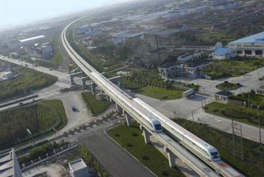 A 2004-ben átadott sanghaji Transrapid, amely világ eddigi egyetlen megépült, közforgalmú, nagysebességű mágnesvasútja. A vonatok a 32 kilométeres távot 430 km/h-s utazósebességgel mindössze 7-8 perc alatt teszik meg