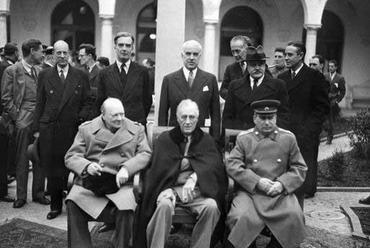 A szövetségesek a jaltai konferencián Winston Churchill, Franklin D. Roosevelt és Joszif Visszarionovics Sztálin.
