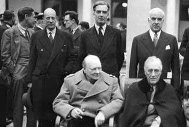 lead - A szövetségesek a jaltai konferencián Winston Churchill, Franklin D. Roosevelt és Joszif Visszarionovics Sztálin.