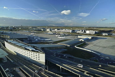 Aéroport Charles de Gaulle - Aérogare 2Gare TGV - építész: Paul Andreu - forrás: Wikipedia