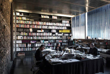 az építészek régi gyárépületből átalakított irodája - Barberí Laboratory - építészek: RCR arquitectes - fotó: Pep Sau - forrás: divisare