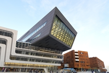 bécsi egyetemi könyvtár - építész: Zaha Hadid Architects, Hamburg - fotó: Alukönigstahl