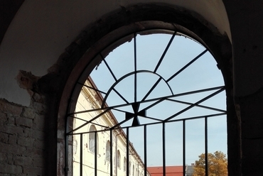 Kaszárnyaudvarra néző ablak - fotó: Barci Boglárka