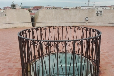Oculus és a kovácsoltvaskorlát a tetőn - fotó: Barci Boglárka
