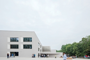 Homlokzati előtér szünetben - Hessenwaldschule - építészek: Alexander Vohl, Camilo Hernandez - fotó: Brigida González