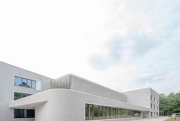 Keleti homlokzati részlet az iskolavezetést átfogó ablaksorral - Hessenwaldschule - építészek: Alexander Vohl, Camilo Hernandez - fotó: Brigida González