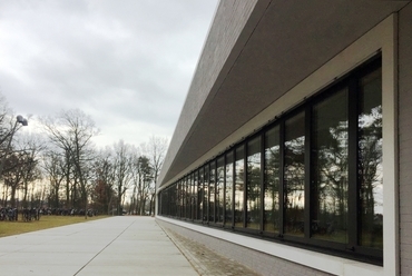 Iskolavezetés földszinti homlokzata - Hessenwaldschule - építészek: Alexander Vohl, Camilo Hernandez - fotó: wulf architekten