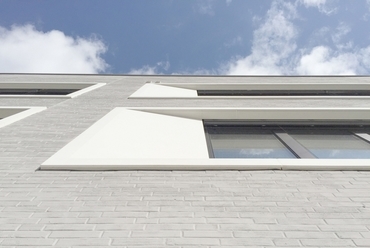 Előregyártott beton ablakkeretek - Hessenwaldschule - építészek: Alexander Vohl, Camilo Hernandez - fotó: wulf architekten