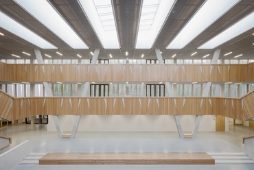 A Velux Moduláris Felülvilágító rendszerének köszönhetően fényben úszó aula, nézet az emeletről - Hessenwaldschule - építészek: Alexander Vohl, Camilo Hernandez - fotó: Brigida González