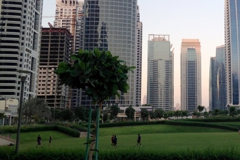 Egy város 65 épületben - a dubaji Jumeirah Lake Towers
