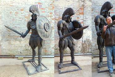 Győztes gladiátort ábrázoló szobor, mely Budapest III. kerületi Torna és Vívó Egylet Sporttelepén található meg. - alkotó: Baráth Gábor