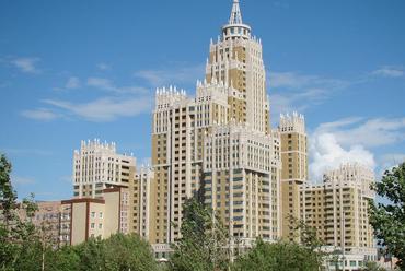 A moszkvai mintára épült Triumph Palota Kazahsztánban, 2006 - forrás: Wikipedia 