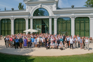 a konferencia résztvevői a Pálmaház előtt