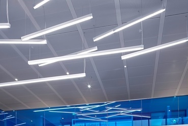 Az előcsarnok modern és az irodai felületekkel ellentétben visszafogott kialakítású. A fénykoncepciót a vállalat színei jellemzik. - Philips székház, Hamburg - építész: Schaub & Partner Architekten - fotó: Hörmann