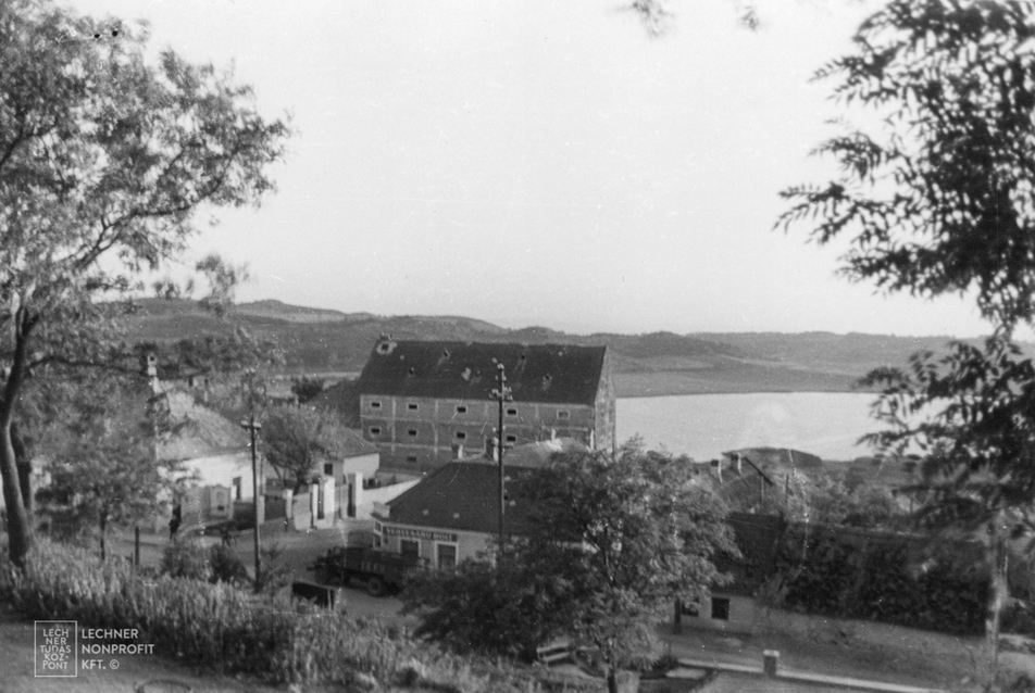 az egykori uradalmi magtár épülete, háttérben a Belső-tóval - forrás: Lechner Tudásközpont fotótára